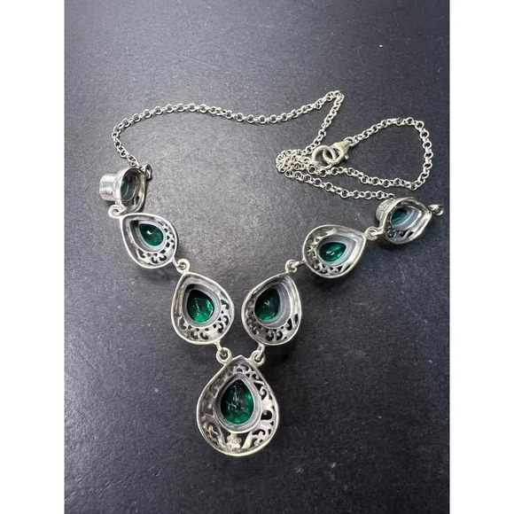 The Green Queen Quartz and sterling silver necklace - Picture 7 of 11